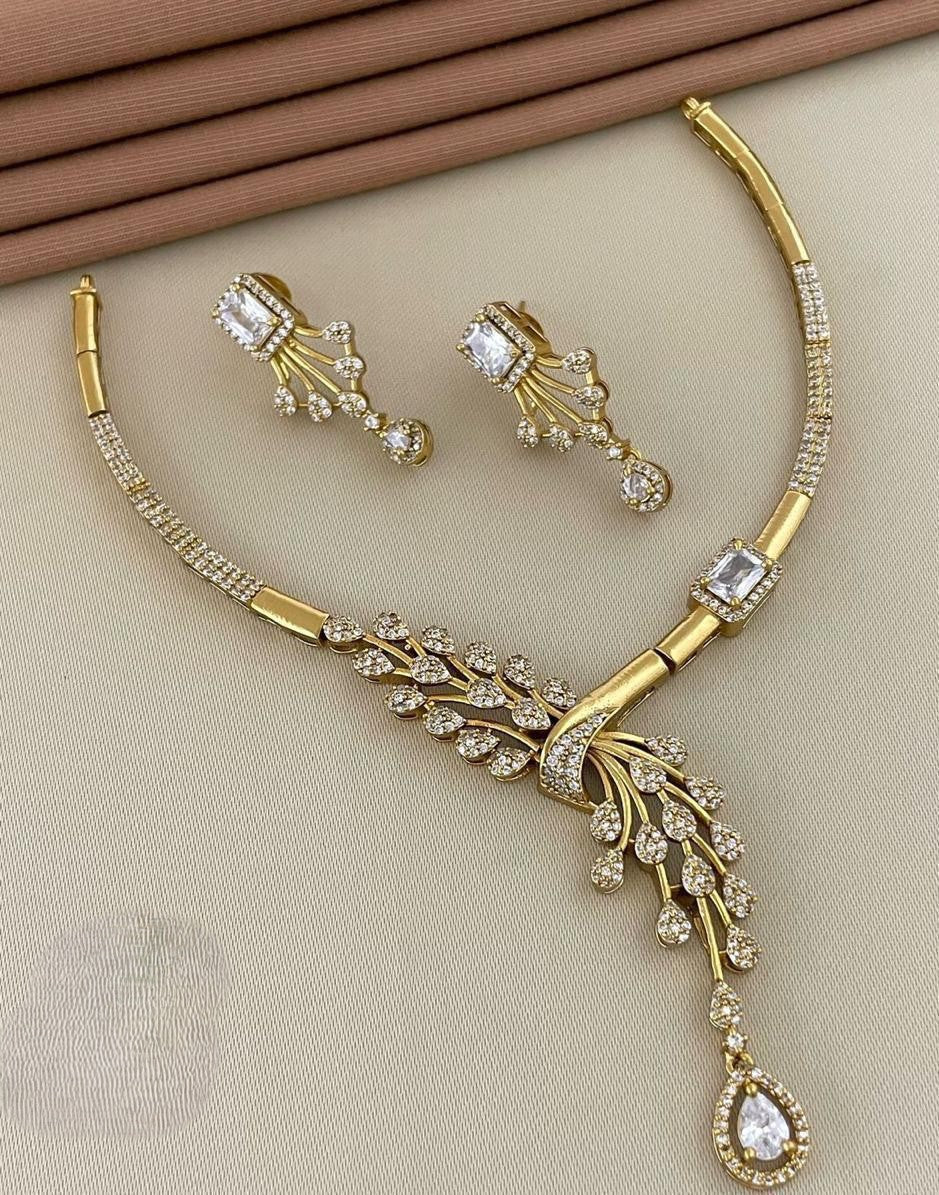 Verve Mayura Asymmetric Crest Collar Set